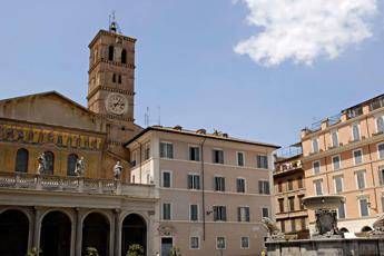 Roma, aggredisce fidanzata a San Valentino